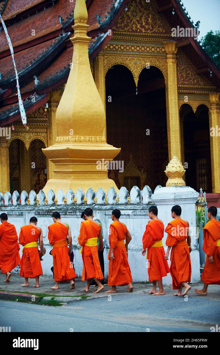 Laos, Province de Luang Prabang, ville de Luang Prabang, Patrimoine mondial de l'Unesco depuis 1995, processione matinale des moines bouddhiste pour l' Foto Stock