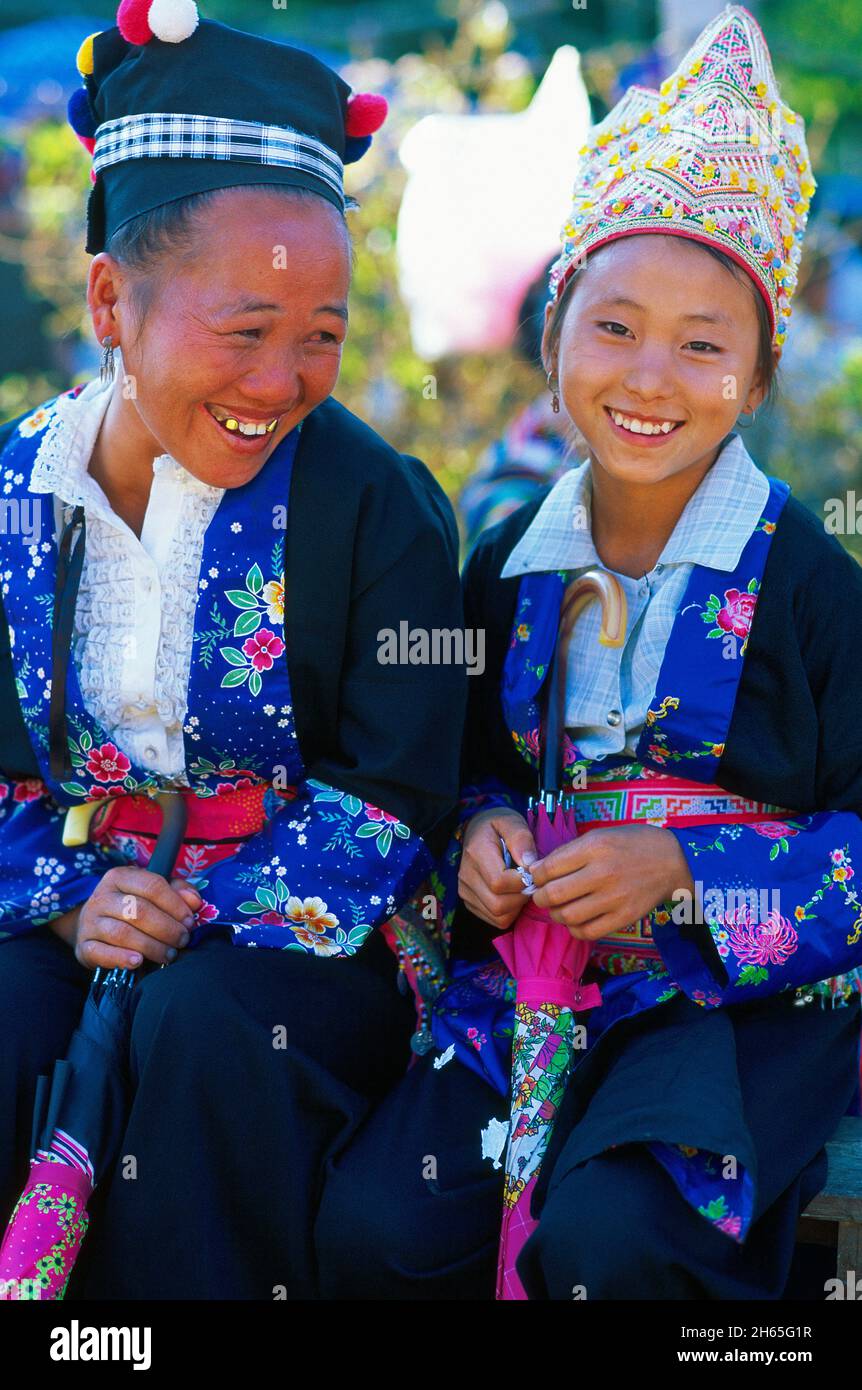 Laos, environs de Luang Prabang, fete du nouvel an ethnie Hmong, Mere et fille // Festa di Capodanno della minoranza di Hmong, Luang Prabang zona, Laos Foto Stock