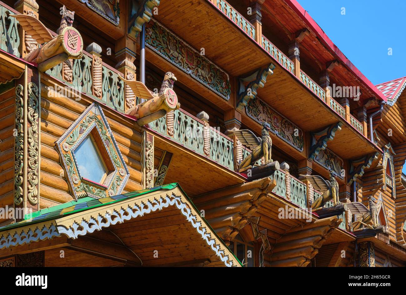 Frammento di un palazzo in legno del refettorio russo nel Cremlino di Izmailovsky nello stile dell'architettura del XVII secolo: Mosca, Russia - Agosto 15, Foto Stock