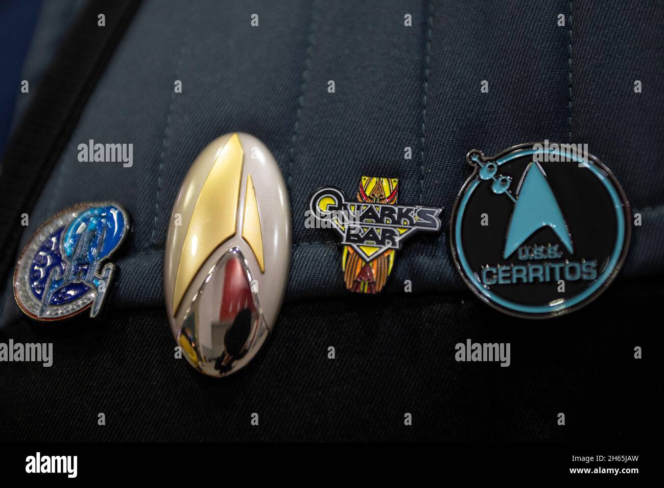 Londra, Regno Unito. 13 novembre 2021. Un fan di Star Trek indossa diversi badge al Destination Star Trek, la convenzione ufficiale di Star Trek in Europa presso Excel London. L'evento offre ai fan della popolare serie televisiva e del film in franchising per incontrare il cast e l'equipaggio e celebrare tutte le cose Star Trek. Credit: Stephen Chung / Alamy Live News Foto Stock