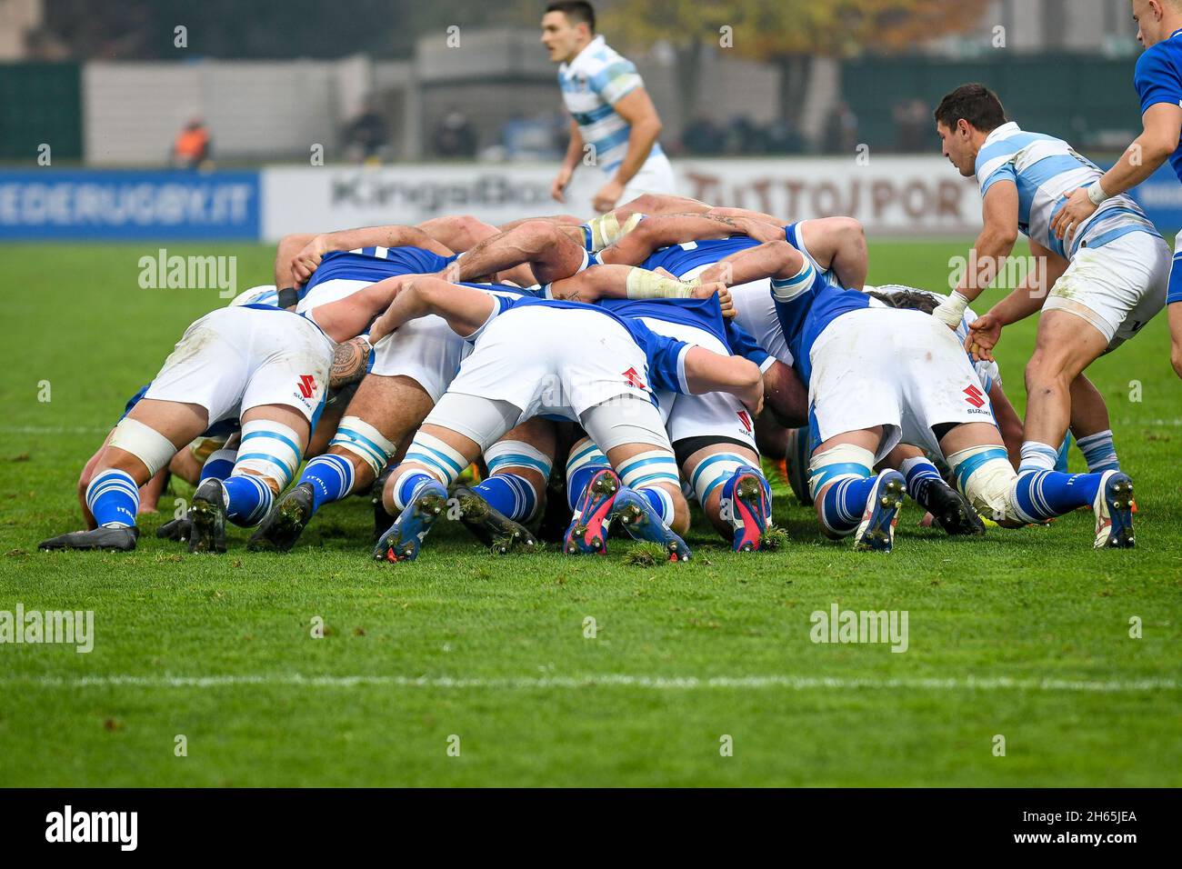 Treviso, Italia. 13 Nov 2021. Scrum tra Italia e Argentina durante Test Match 2021, Italia vs Argentina, Autumn Nations Cup rugby match a Treviso, Italia, Novembre 13 2021 Credit: Independent Photo Agency/Alamy Live News Foto Stock