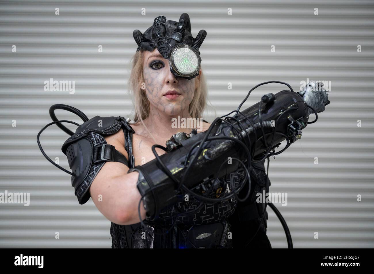 Londra, Regno Unito. 13 novembre 2021. Emma di Suffolk come drone Borg al Destination Star Trek, la convenzione ufficiale di Star Trek in Europa presso Excel London. L'evento offre ai fan della popolare serie televisiva e del film in franchising per incontrare il cast e l'equipaggio e celebrare tutte le cose Star Trek. Credit: Stephen Chung / Alamy Live News Foto Stock