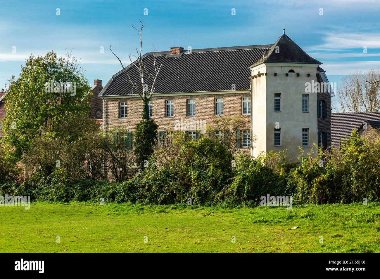 Germania, Monheim am Rhein, Reno, Bergisches Land, Niederbergisches Land, Niederberg, Renania settentrionale-Vestfalia, NRW, Monheim-Baumberg, Buergel Manor nel paesaggio Urdenbacher Kaempe, Medioevo, ex feudo e forte romano, patrimonio dell'umanità dell'UNESCO Limes bassa germanica Foto Stock