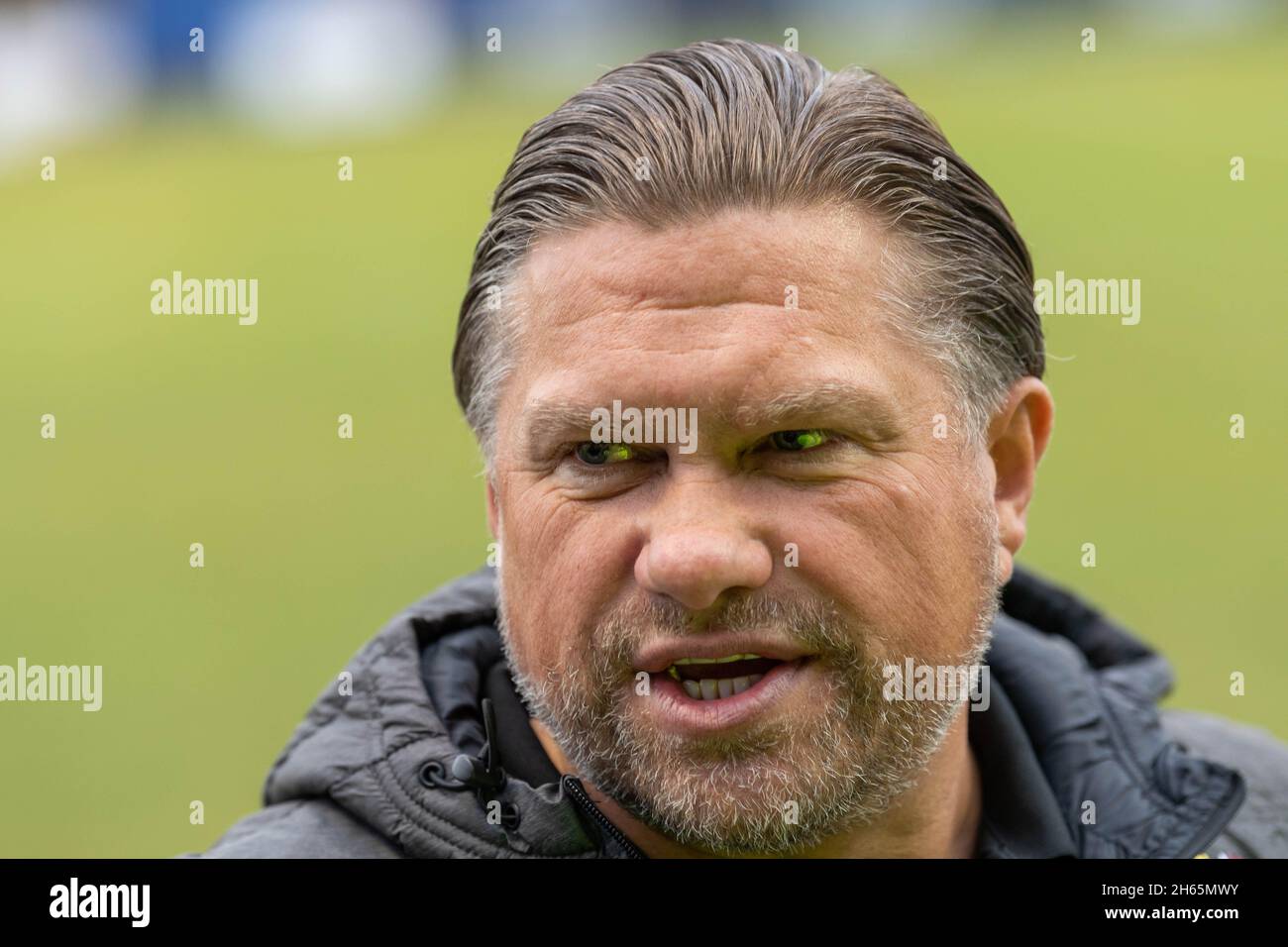 Brentwood, Regno Unito. 13 Nov 2021. Brentwood Essex 13 novembre 2021 Sir Trevor Brooking, ex West Ham e Inghilterra Football Legend, ora direttore dello sviluppo del calcio in Inghilterra al Brentwood FC Football Ground come patrono del St Francis Hospice per la partita del Brentwood FC fa Trophy contro il Staines Town FC. Foto Rod STRINGER Brentwood Town Manager, Credit: Ian Davidson/Alamy Live News Foto Stock