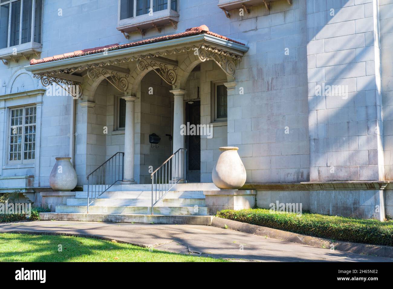 NEW ORLEANS, LA, Stati Uniti d'America - 22 OTTOBRE 2021: Ingresso al palazzo storico nel quartiere Audubon Foto Stock