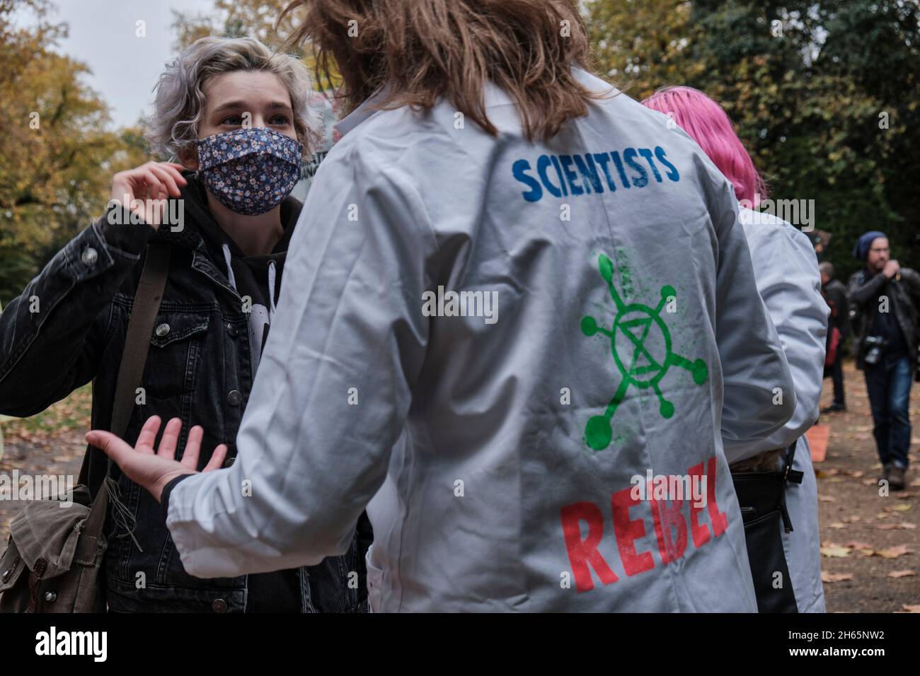 Londra, Regno Unito. 13 Nov 2021. Gli scienziati parlano al pubblico mentre gli attivisti della Rebellion di estinzione si riuniscono a Lincoln's Inn Fields per l'ascesa e Rebel March per protestare per l'emergenza climatica, dopo il vertice COP26. Credit: Chiara Fabbro/Alamy Live News Foto Stock