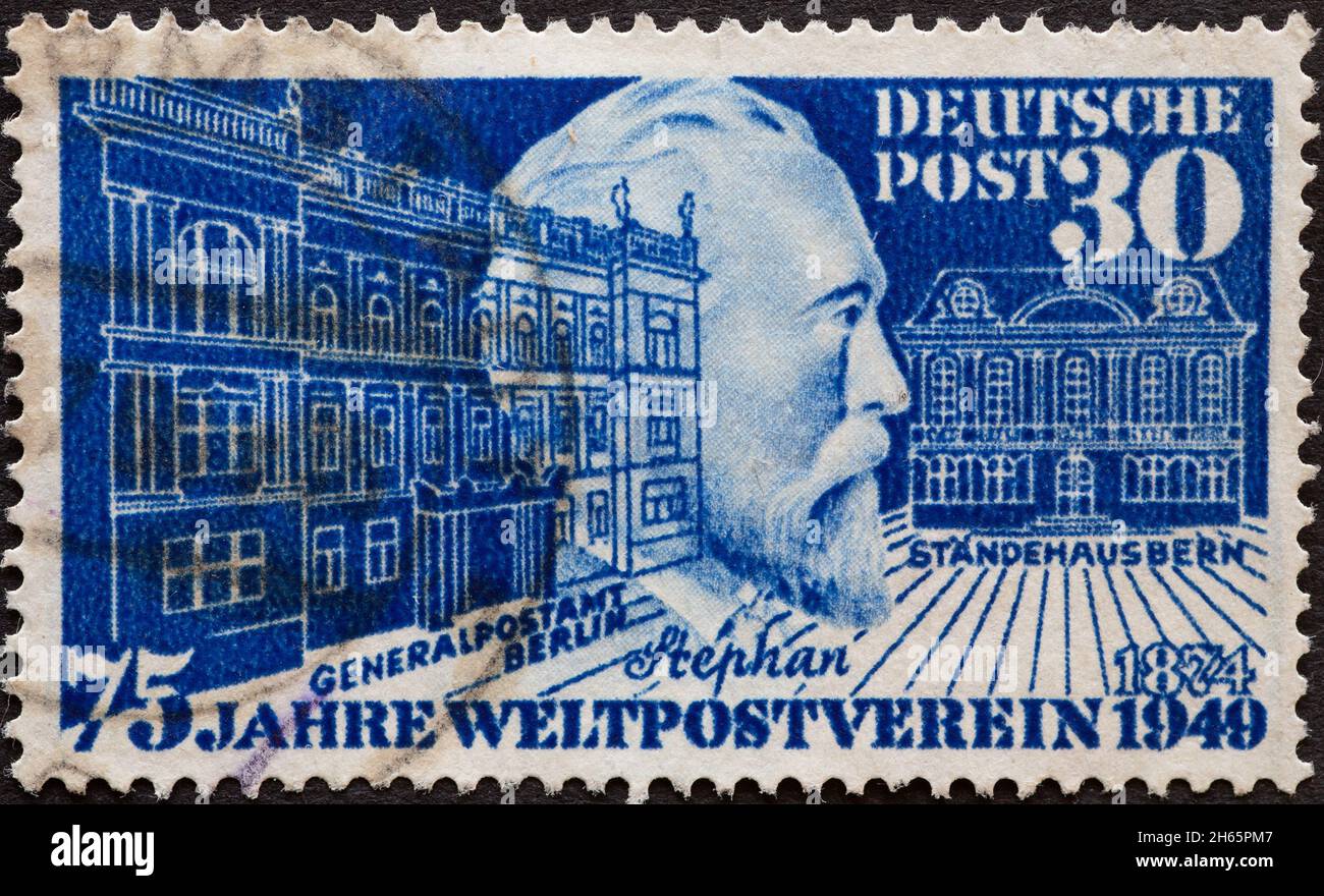 GERMANIA - CIRCA 1949 : un francobollo stampato in Germania che mostra un'immagine di Heinrich von Stephan 75 anni Unione postale universale, circa 1949. Foto Stock