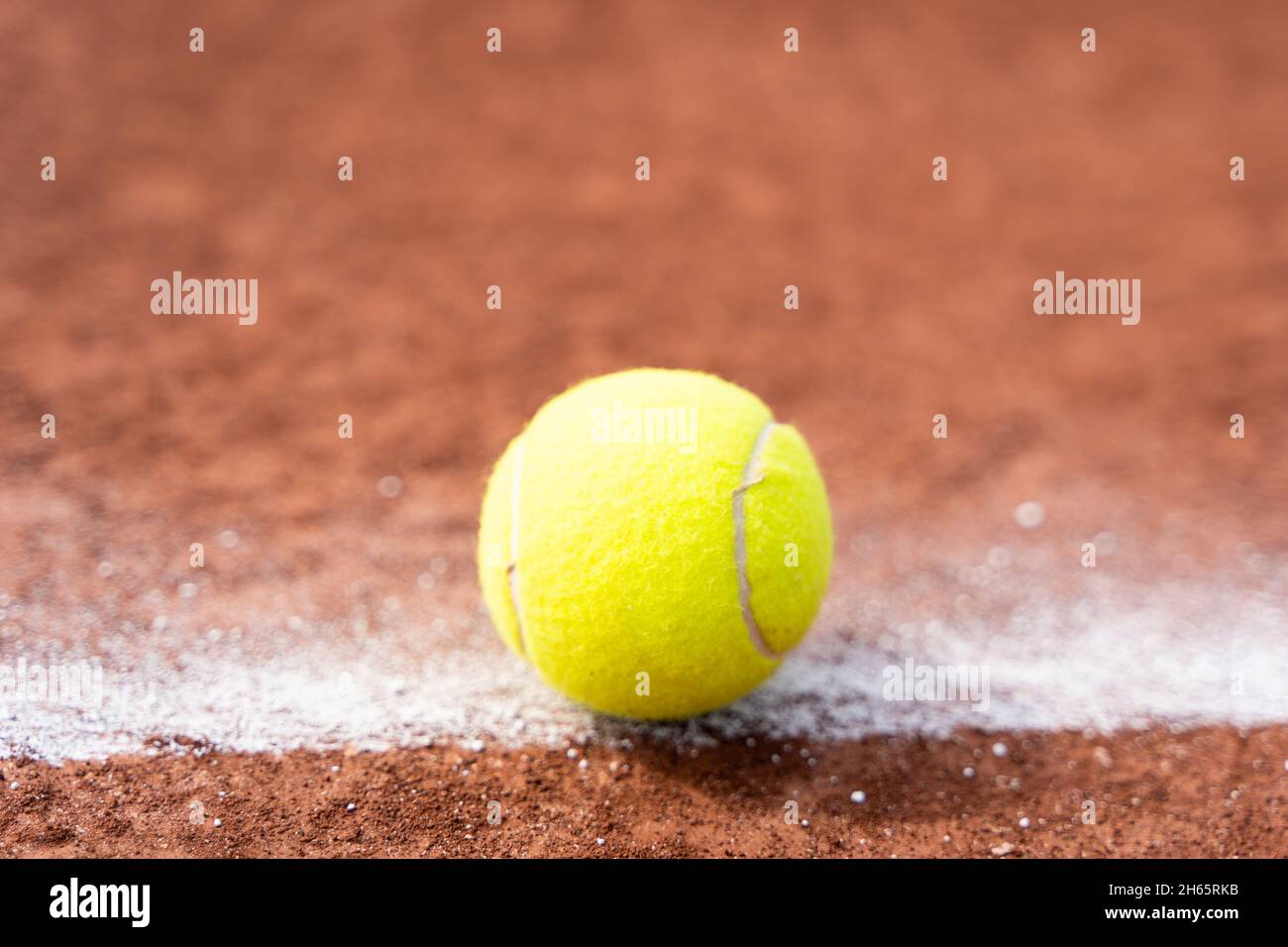 Palla da tennis su linea bianca su campo di argilla da vicino. Competizione  sportiva torneo, dentro o fuori concetti Foto stock - Alamy