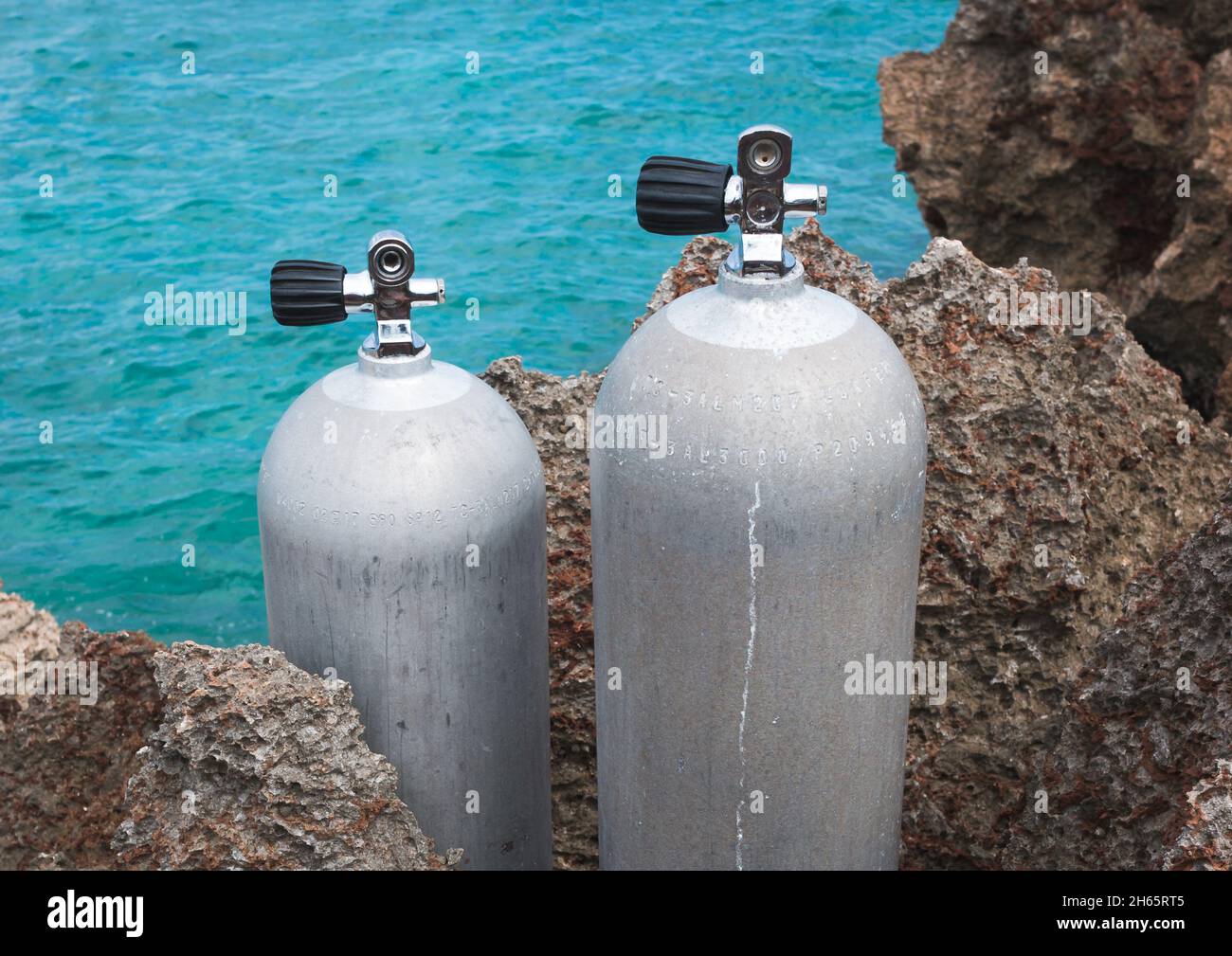 Due vasche per immersioni subacquee su strada con palme e oceano Foto Stock