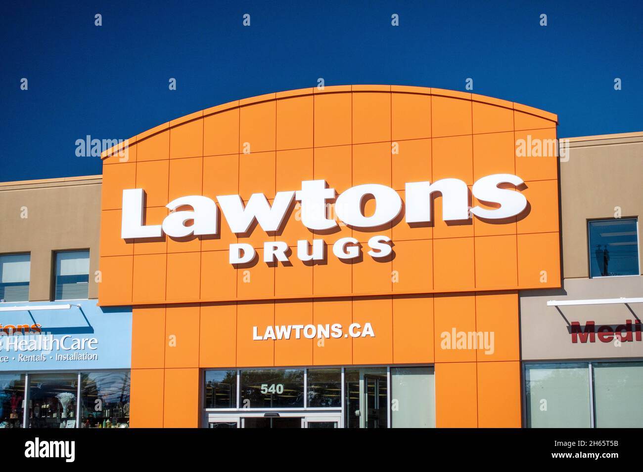 Lawtons Drugs Pharmacy Chemist Store Sign Logo Building Exterior in Sydney Cape Breton Island Nova Scotia Canada Big Box Drug Store di proprietà di Sobeys Foto Stock