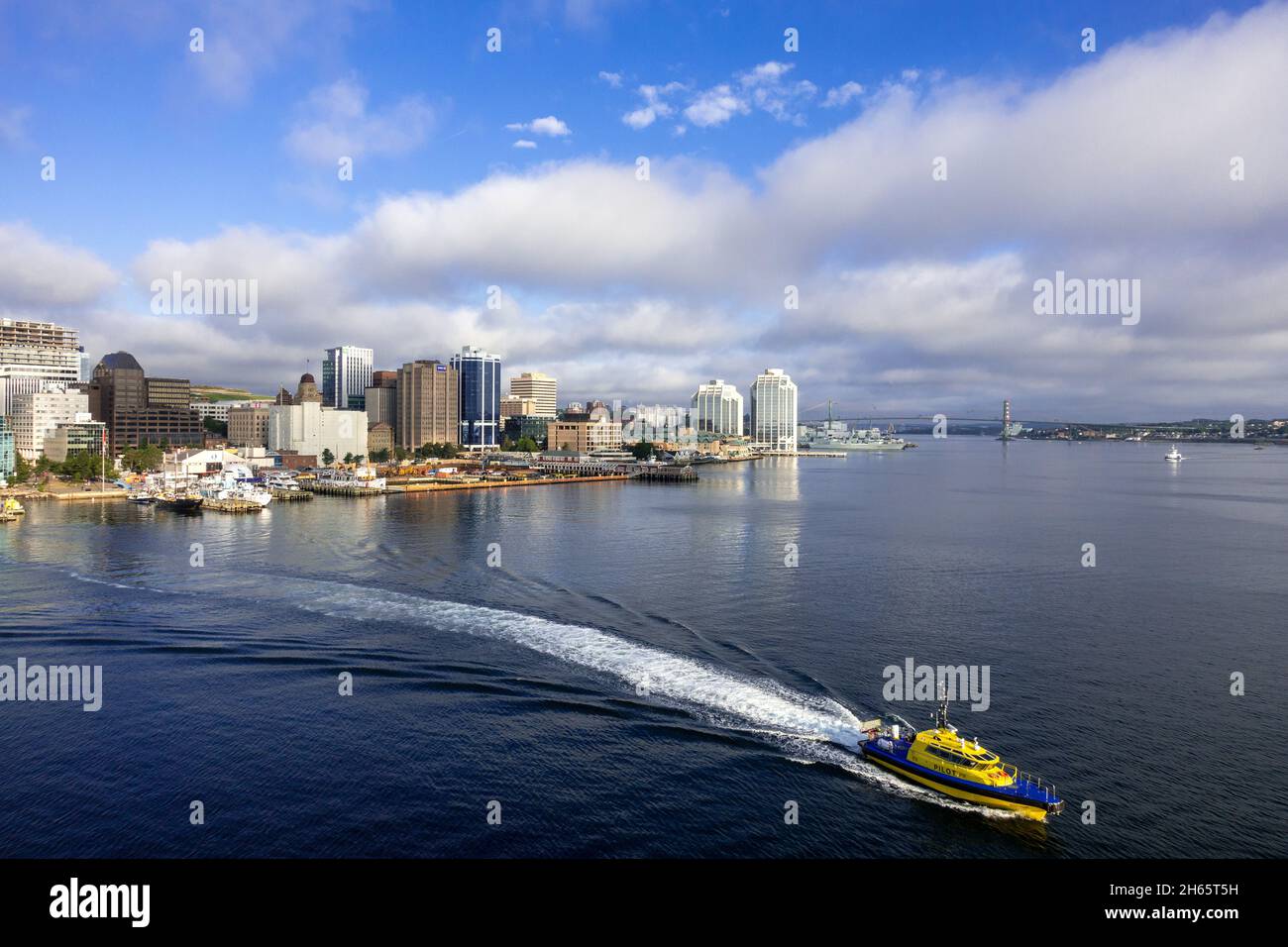 Pilota Barca lasciando Halifax Porto Nova Scotia Canada Halifax Downtown City Skyline il Waterfront Halifax Nova Scotia Canada Foto Stock