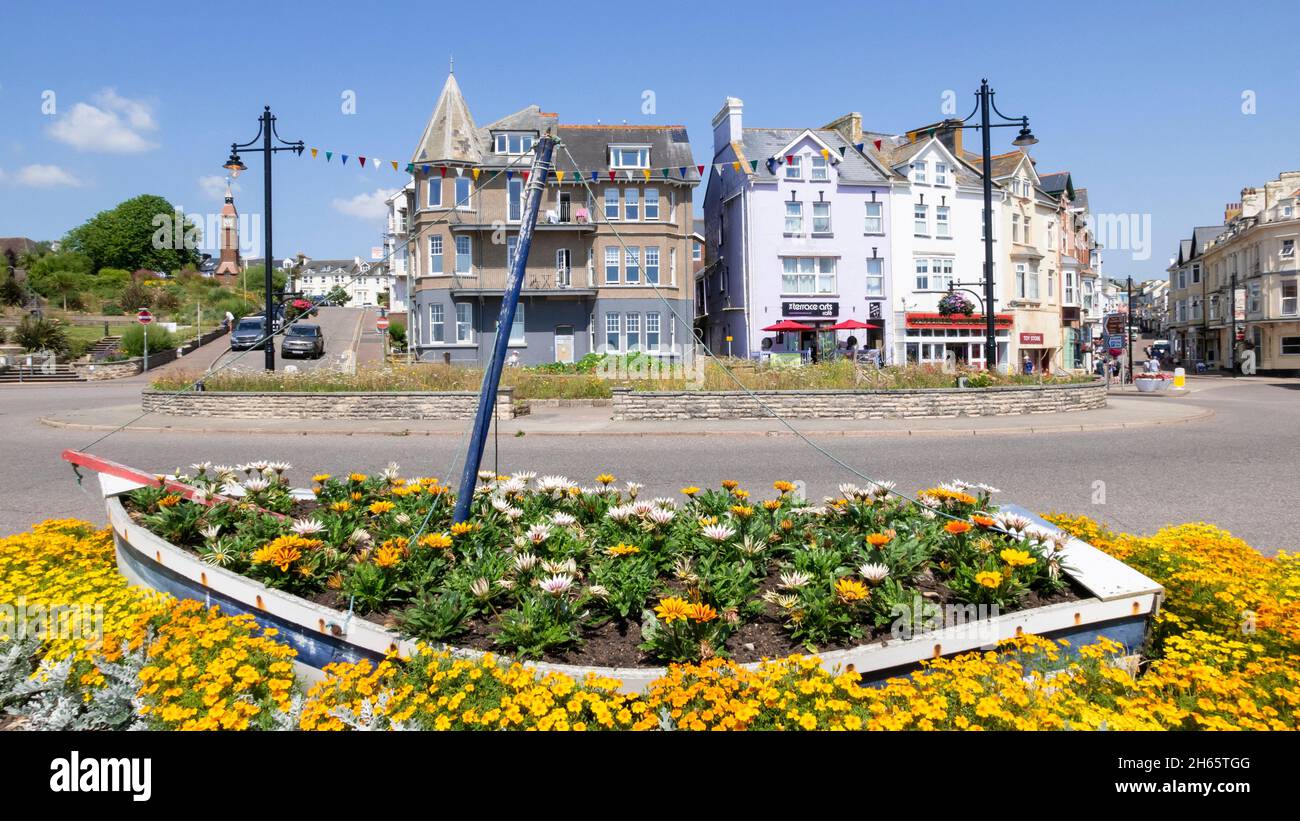Aiuole di fiori su Seaton Esplanade o lungomare sulla strada della spiaggia Seaton Devon Inghilterra GB Europe Foto Stock
