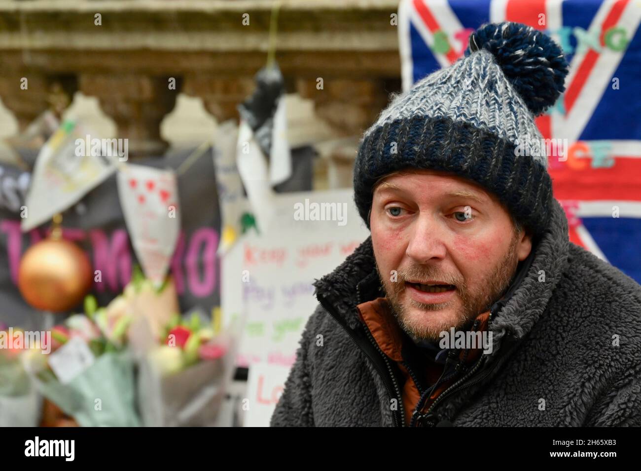 Londra, Regno Unito. 13 novembre 2021. Richard Ratcliffe mantenne la promessa alla moglie Nazanin Zaghari- Ratcliffe e terminò il suo sciopero della fame dopo 21 giorni. Egli ha tentato di esercitare pressioni sul Foreign Office per fare di più per garantire il rilascio della moglie che è stata trattenuta in Iran per cinque anni e mezzo. Il Foreign Office, Whitehall. Credit: michael melia/Alamy Live News Foto Stock