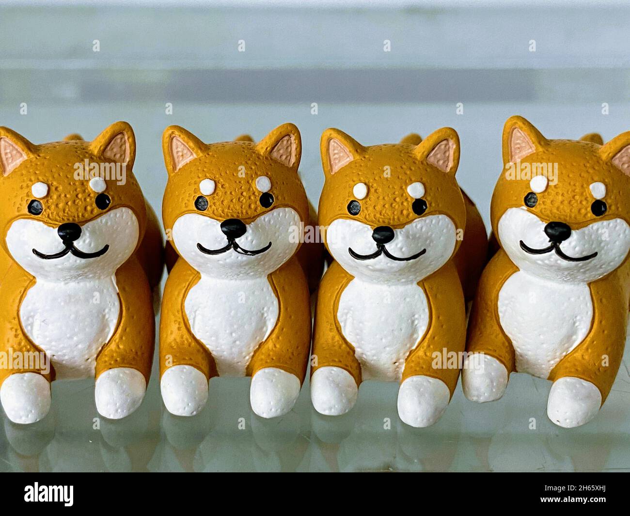San Diego, CA 10-29-21 Gruppo di cani carini in porcellana Shiba Inu su una mensola Foto Stock