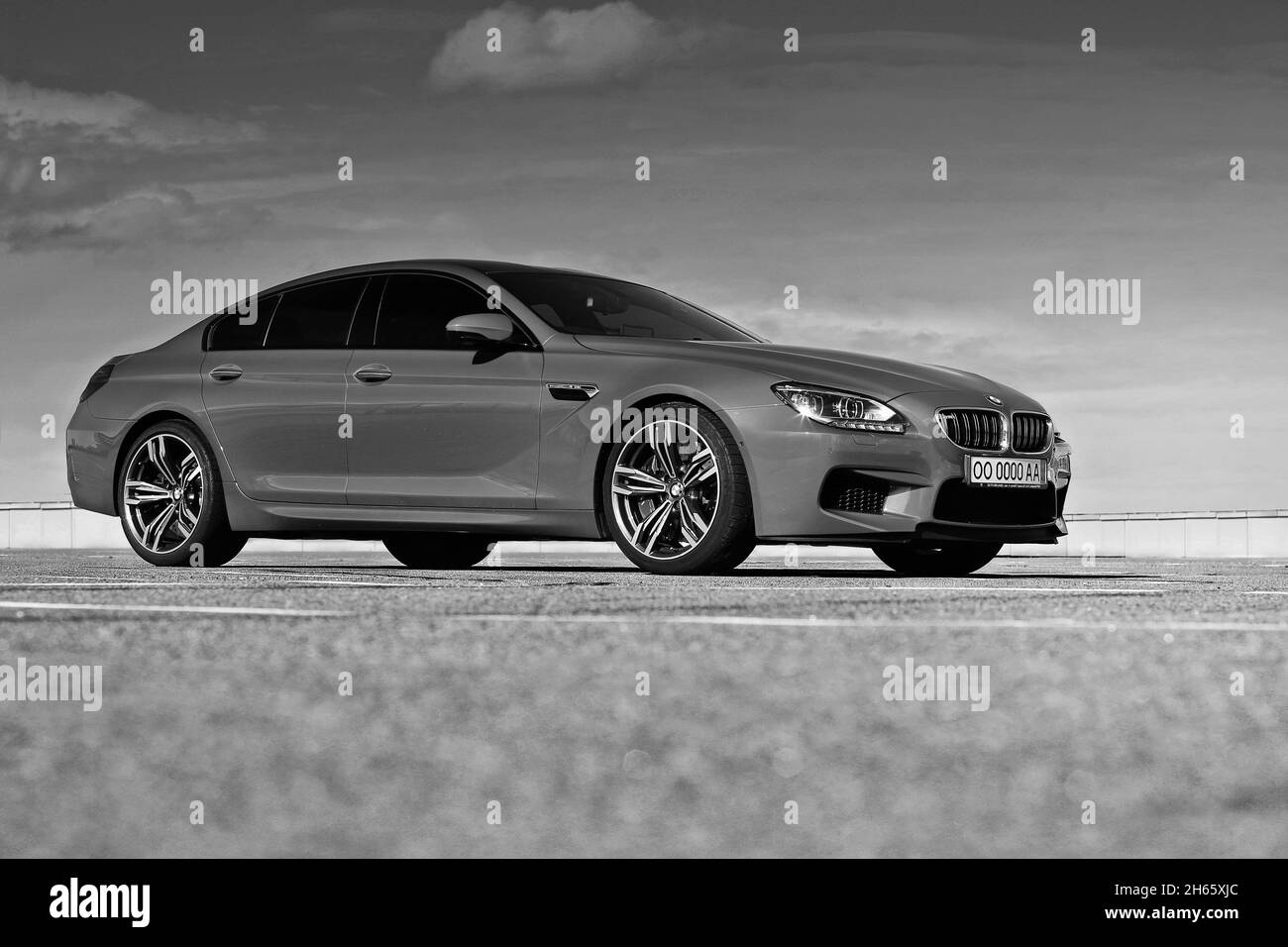 Kiev, Ucraina - 22 giugno 2014: Red BMW M6 Gran Coupe in città Foto Stock