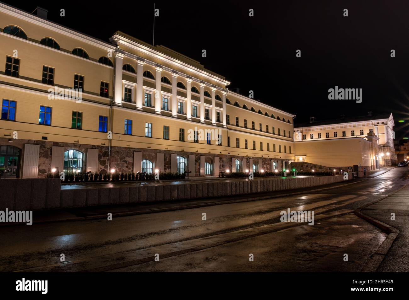 Helsinki / Finlandia - 12 NOVEMBRE 2021: Edificio ristrutturato esterno del ministero finlandese per gli affari esteri illuminato durante la notte Foto Stock