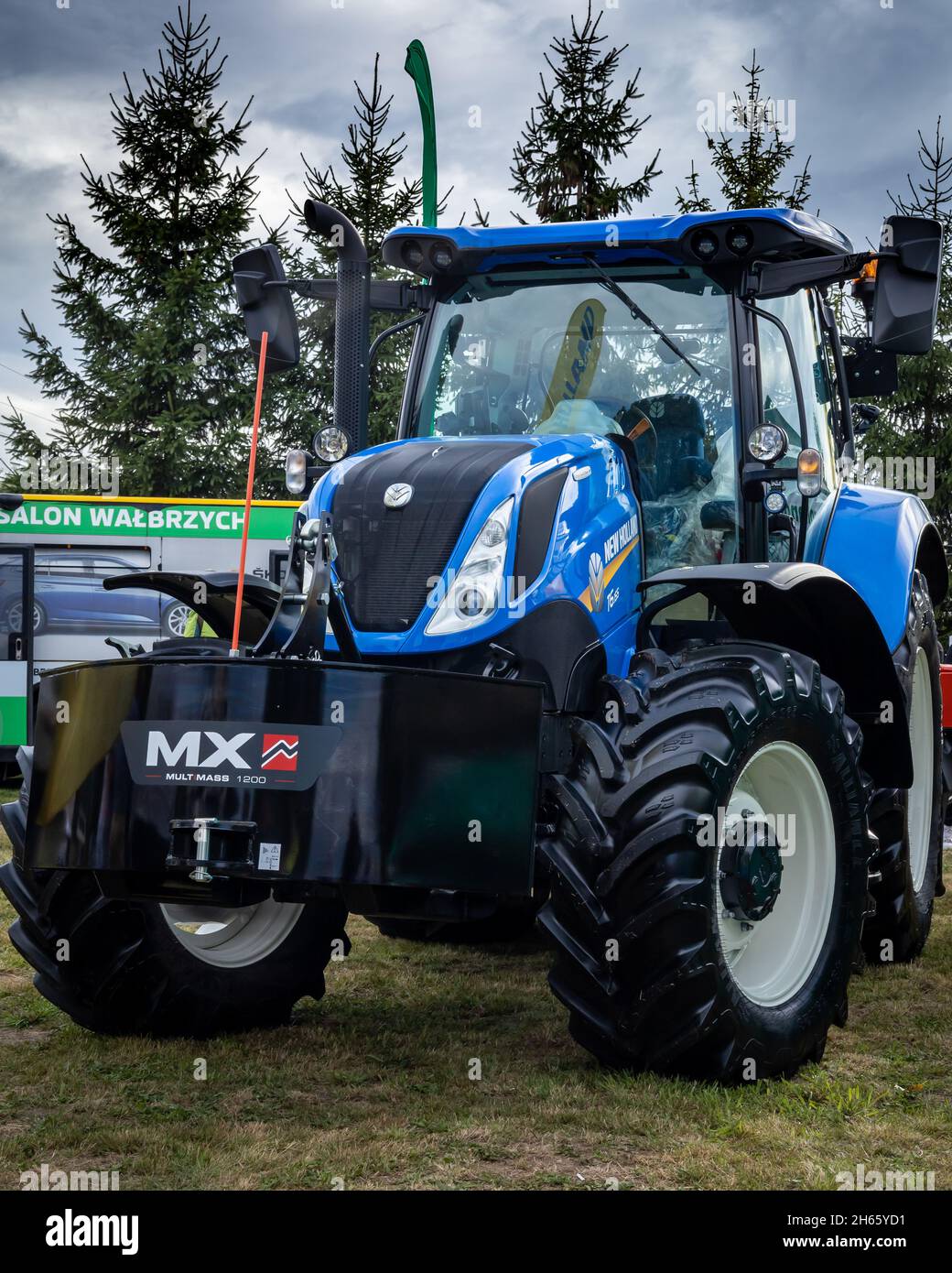 Biała, Polonia - 29 agosto 2021: Un trattore agricolo New Holland nuovo di zecca in occasione del festival del raccolto. Foto Stock