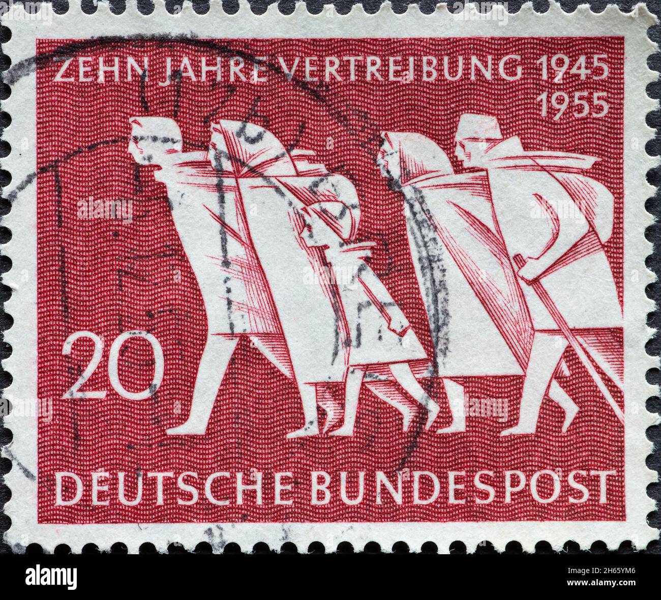 GERMANIA - CIRCA 1954: Un francobollo stampato in Germania che mostra un'immagine con persone in movimento che rappresentano 10 anni di sfollamento (1945-1954) Foto Stock
