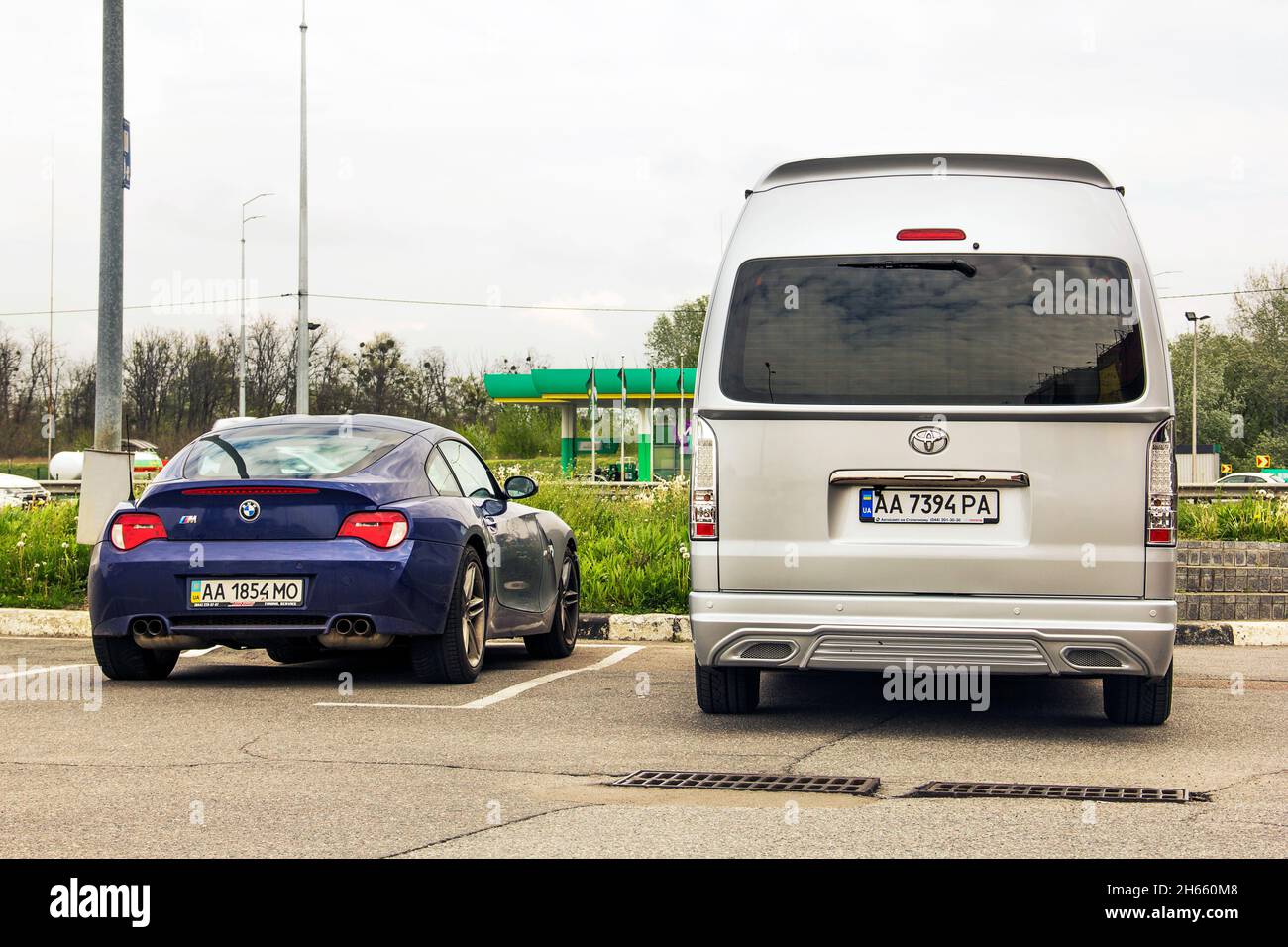 Kiev, Ucraina - 19 maggio 2020: BMW Z4 M Coupé e Toyota Hiace minibus in città. Auto parcheggiata. Foto Stock
