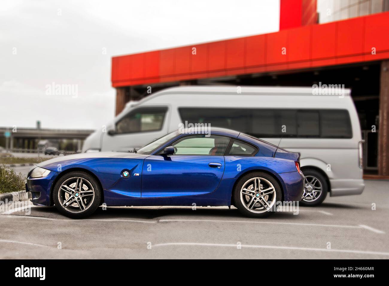 Kiev, Ucraina - 19 maggio 2020: BMW Z4 Coupé e Toyota minibus in città. Auto parcheggiata. Foto Stock