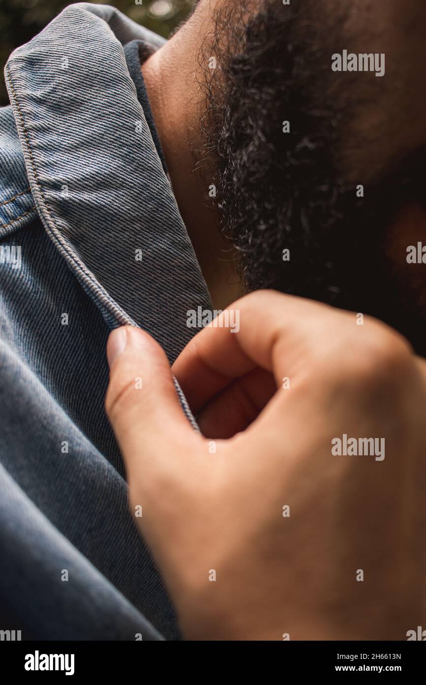 Colletto di giacca jean su uomo alla moda Foto Stock