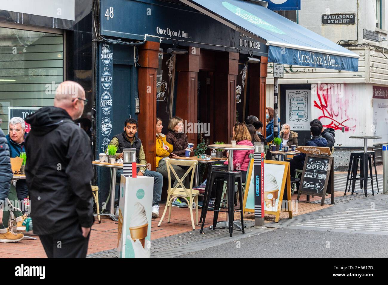 Cork, Irlanda. 13 Nov 2021. Il Dipartimento della Salute ha oggi riportato 4,642 nuovi casi di COVID-19, con 556 pazienti in ospedale e 107 in terapia intensiva, su 11 da ieri. Il centro di Cork era estremamente occupato oggi, con solo pochi acquirenti che indossavano maschere facciali. Credit: AG News/Alamy Live News Foto Stock