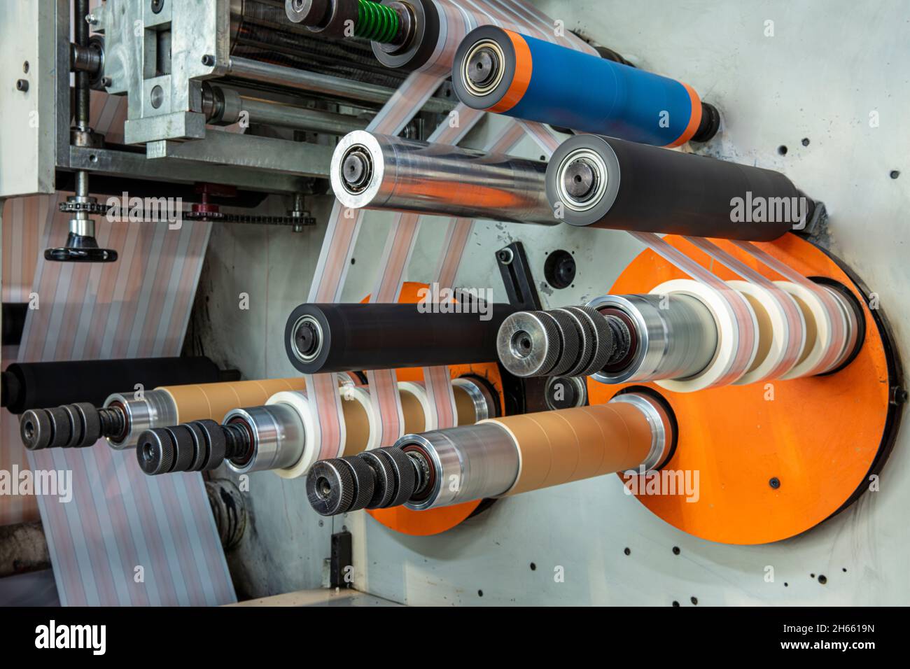 Macchina fustellatrice rotativa con sistema di lame per taglio. Produzione  di nastri per condotti. Produzione di nastri per imballaggio. Macchina  moderna per la linea di confezionamento in fattore Foto stock - Alamy