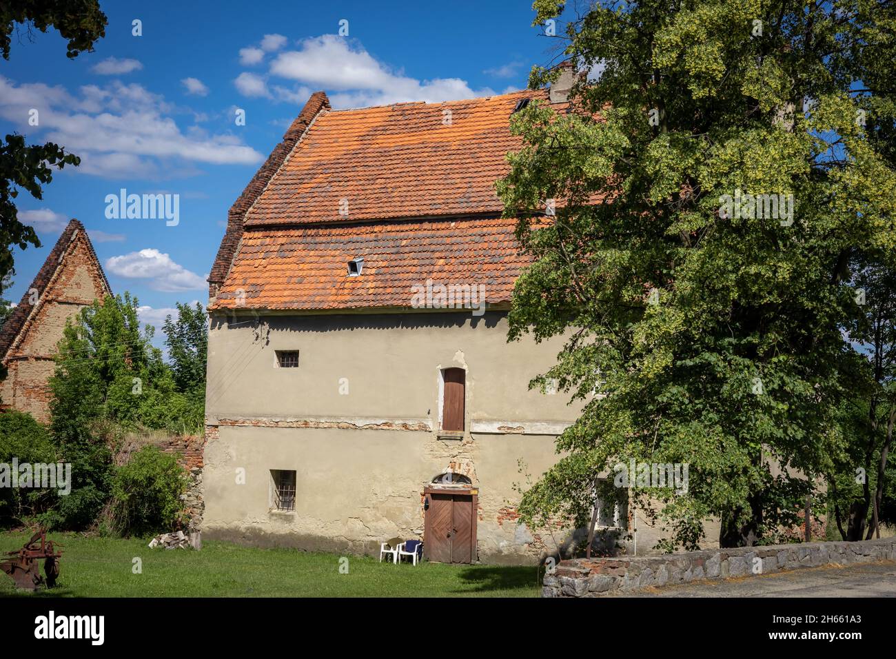 Sobotka, Polonia - 6 luglio 2021: Una vecchia casa in mattoni con tetto in tegole arancioni nel villaggio di Strzegomiany. Foto Stock