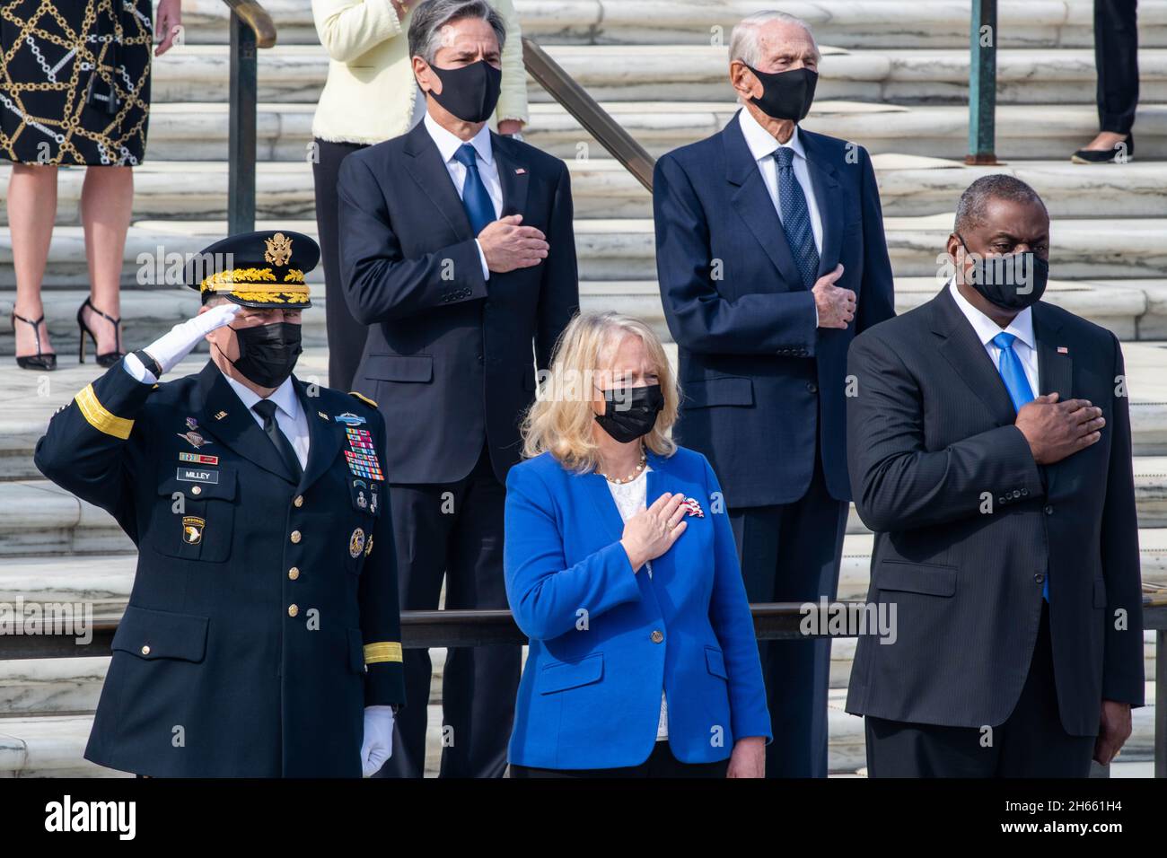 Arlington, Stati Uniti d'America. 11 novembre 2021. Presidente degli Stati Uniti dei Capi congiunti Gen. Mark Milley, sua moglie Hollyanne Milley, centro, Segretario della Difesa Lloyd Austin III, Right, E il Segretario di Stato Tony Blinken durante una cerimonia di onorificenza alla Tomba del Milite Ignoto che segna la 68° Giornata Nazionale dei Veterani al Cimitero Nazionale di Arlington 11 novembre 2021 ad Arlington, Virginia. Credito: SSgt. Jack Sanders/foto DOD/Alamy Live News Foto Stock