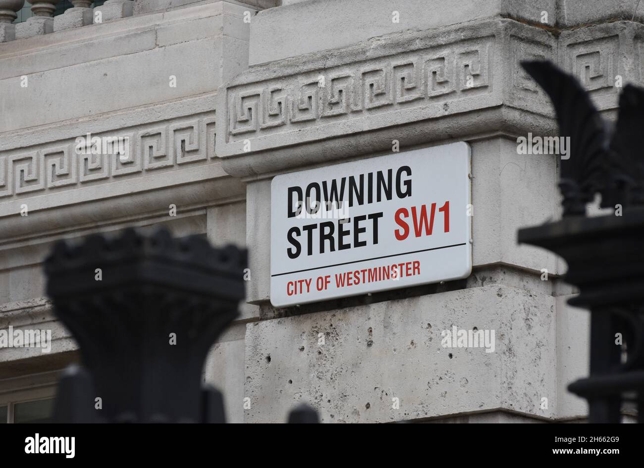 Il cartello stradale per Downing Street a Londra dove si trovano le residenze del primo Ministro britannico e del Cancelliere dello scacchiere Foto Stock