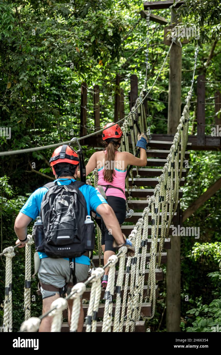 Coppia attraversando ponte sospeso baldacchino, Ecoquest Adventures & Tours, Hacienda campo Rico, Carolina, Porto Rico Foto Stock