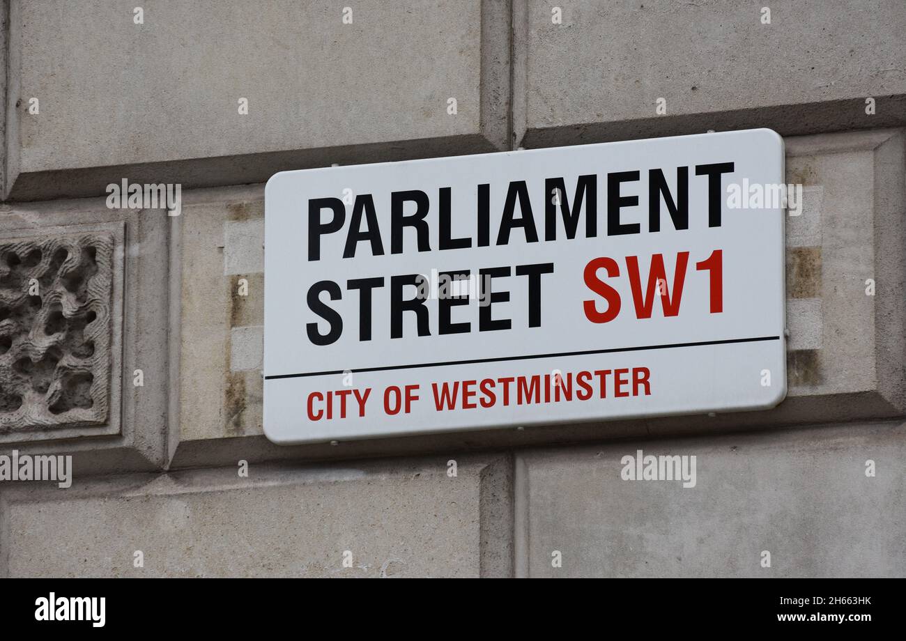 L'indicazione per Parliament Street a Westminster vicino al Houses of Parliament e Downing Street a Londra nel Regno Unito Foto Stock