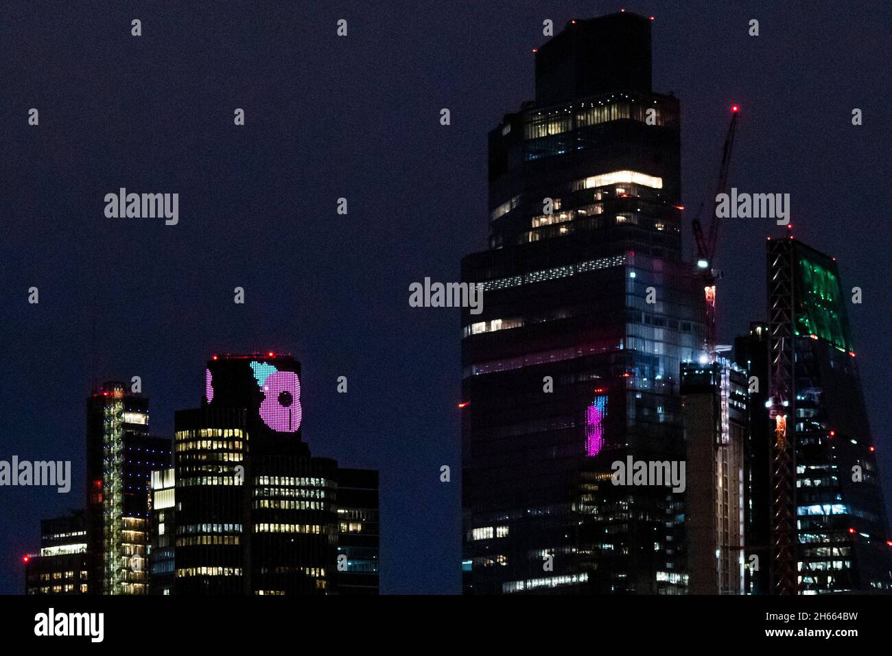 Londra, Regno Unito. 13 Nov 2021. Un papavero sul Tower 42 per il Remembrance Day Credit: Guy Bell/Alamy Live News Foto Stock