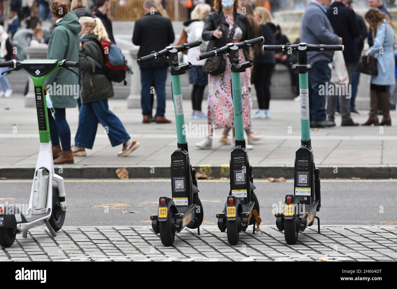 E scooter / scooter elettrici a noleggio nel quartiere di Westminster a Londra nel Regno Unito mentre la città continua il suo e scooter noleggio prova Foto Stock
