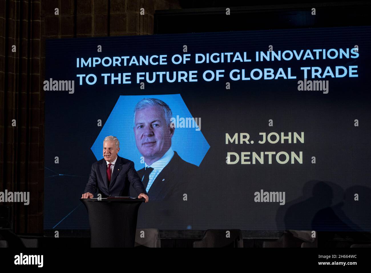 Barcellona, Spagna. 12 novembre 2021. Il Sig. John W.H. Denton, Segretario Generale della Camera di Commercio Internazionale (ICC), interviene durante la conferenza.nel quadro annuale di Democracy4All, Blockchain for Governance si è svolto a Casa Llotja de Mar a Barcellona con conferenze focalizzate sullo sviluppo e l'implementazione della tecnologia blockchain. Credit: SOPA Images Limited/Alamy Live News Foto Stock