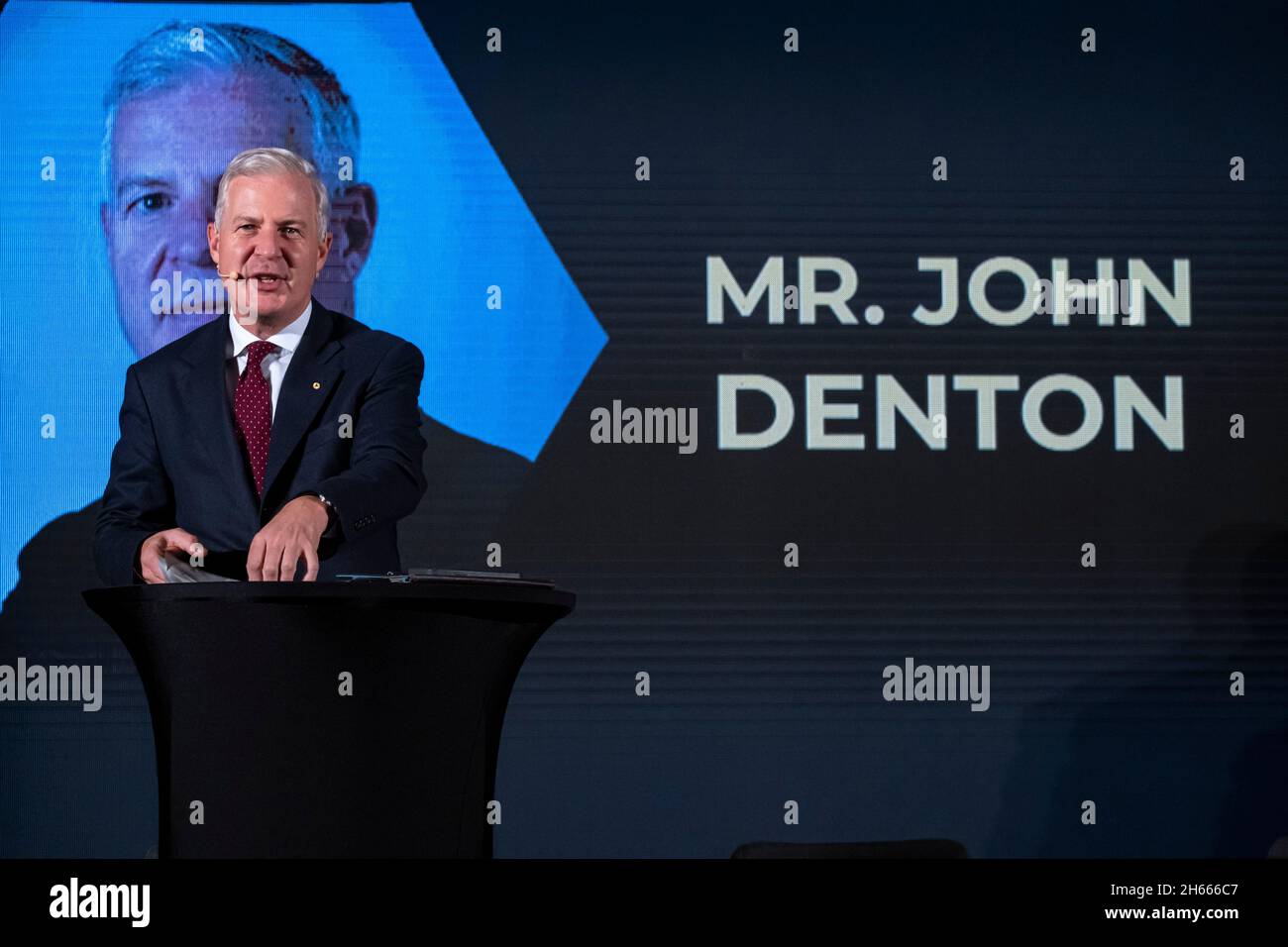 Barcellona, Spagna. 12 novembre 2021. Il Sig. John W.H. Denton, Segretario Generale della Camera di Commercio Internazionale (ICC), interviene durante la conferenza.nel quadro annuale di Democracy4All, Blockchain for Governance si è svolto a Casa Llotja de Mar a Barcellona con conferenze focalizzate sullo sviluppo e l'implementazione della tecnologia blockchain. (Foto di Paco Freire/SOPA Images/Sipa USA) Credit: Sipa USA/Alamy Live News Foto Stock