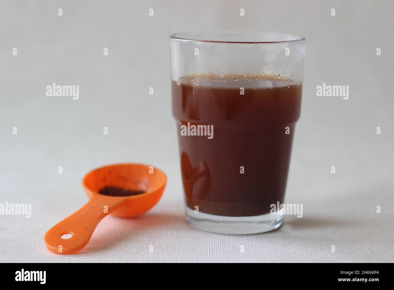 Kashmiri Kawa chai o KEWA è un tè aromatico originato nel 2 ° secolo. Fatto di foglie di tè, zafferano, corteccia di cannella, cialde di cardamomo, chiodi di garofano, inizio Foto Stock