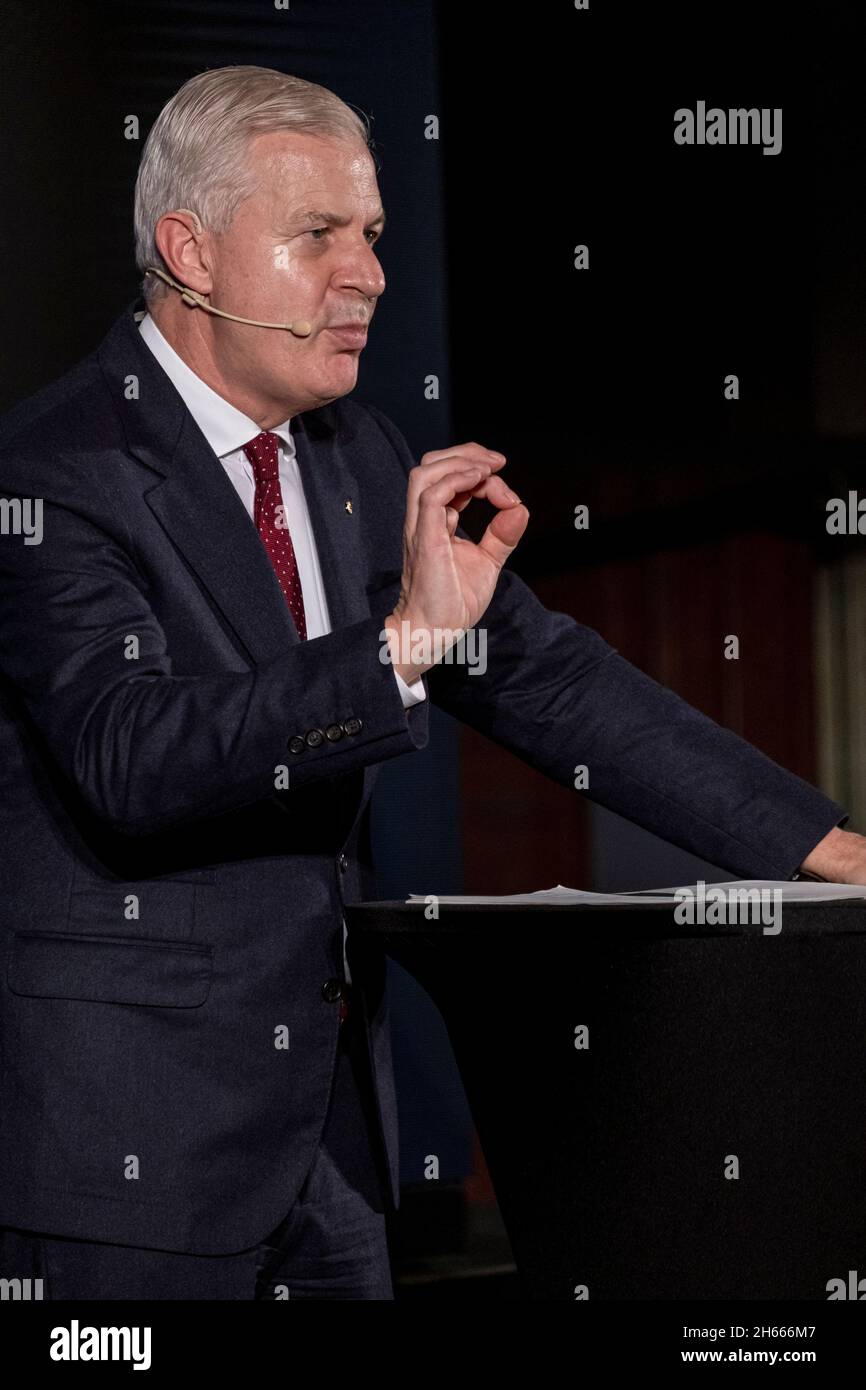 Barcellona, Spagna. 12 novembre 2021. Il Sig. John W.H. Denton, Segretario Generale della Camera di Commercio Internazionale (ICC), interviene durante la conferenza.nel quadro annuale di Democracy4All, Blockchain for Governance si è svolto a Casa Llotja de Mar a Barcellona con conferenze focalizzate sullo sviluppo e l'implementazione della tecnologia blockchain. (Foto di Paco Freire/SOPA Images/Sipa USA) Credit: Sipa USA/Alamy Live News Foto Stock