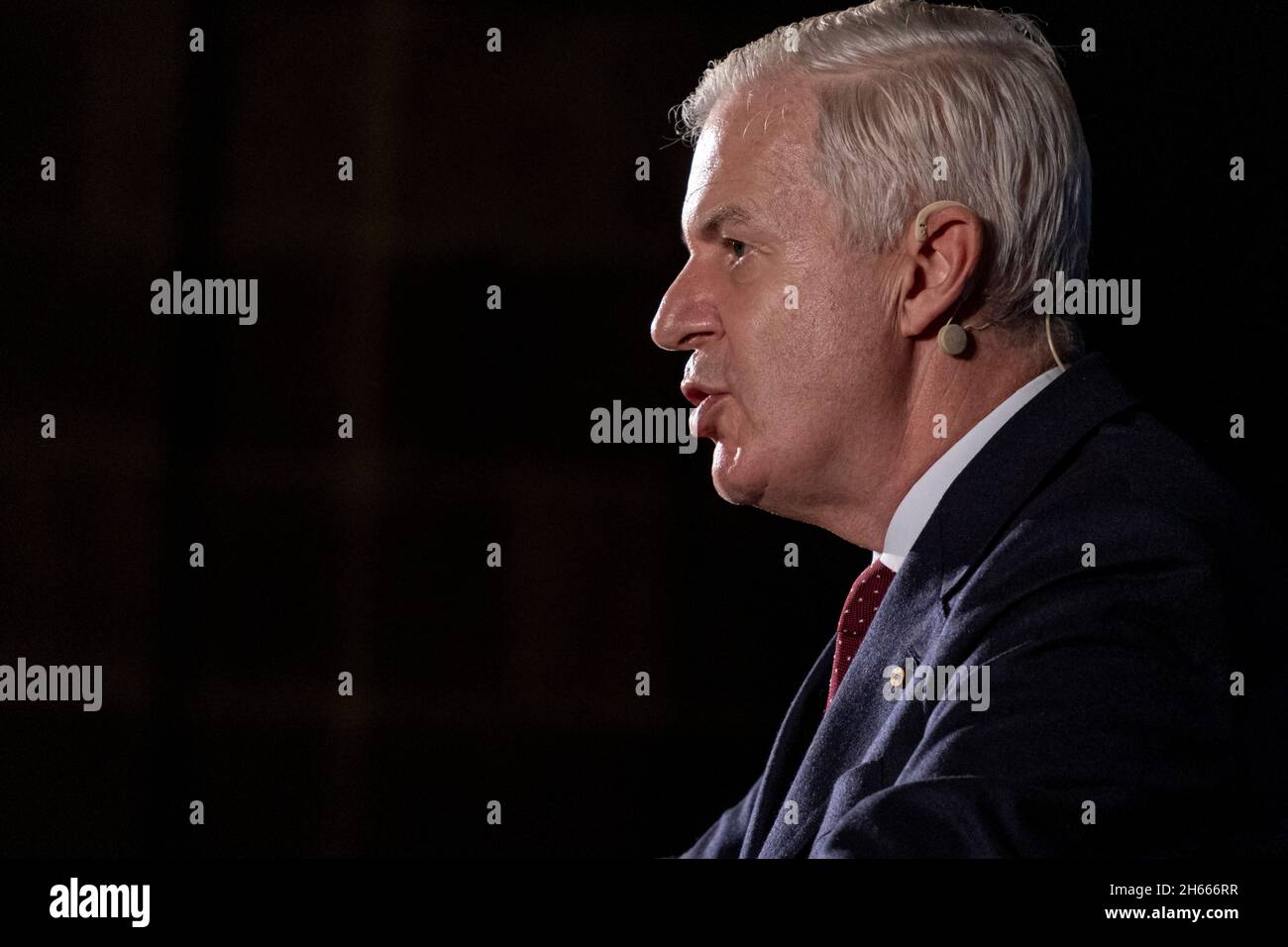 Barcellona, Spagna. 12 novembre 2021. Il Sig. John W.H. Denton, Segretario Generale della Camera di Commercio Internazionale (ICC), interviene durante la conferenza.nel quadro annuale di Democracy4All, Blockchain for Governance si è svolto a Casa Llotja de Mar a Barcellona con conferenze focalizzate sullo sviluppo e l'implementazione della tecnologia blockchain. (Foto di Paco Freire/SOPA Images/Sipa USA) Credit: Sipa USA/Alamy Live News Foto Stock