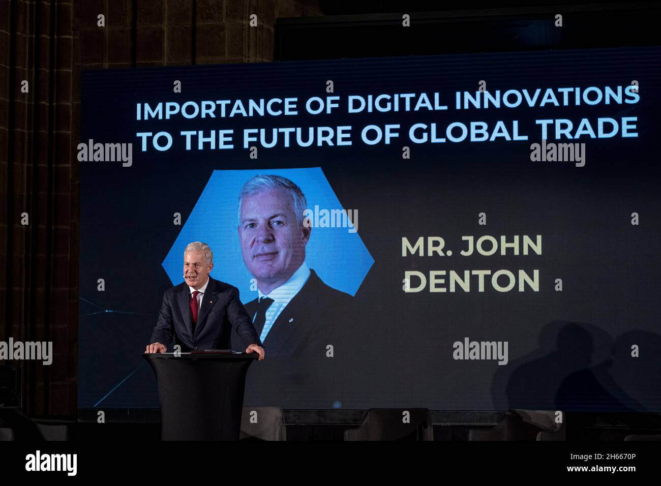 Barcellona, Spagna. 12 novembre 2021. Il Sig. John W.H. Denton, Segretario Generale della Camera di Commercio Internazionale (ICC), interviene durante la conferenza.nel quadro annuale di Democracy4All, Blockchain for Governance si è svolto a Casa Llotja de Mar a Barcellona con conferenze focalizzate sullo sviluppo e l'implementazione della tecnologia blockchain. (Foto di Paco Freire/SOPA Images/Sipa USA) Credit: Sipa USA/Alamy Live News Foto Stock