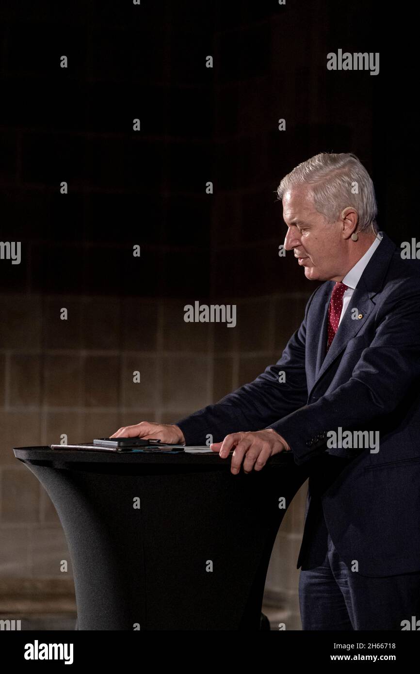 Barcellona, Spagna. 12 novembre 2021. Il Sig. John W.H. Denton, Segretario Generale della Camera di Commercio Internazionale (ICC), interviene durante la conferenza.nel quadro annuale di Democracy4All, Blockchain for Governance si è svolto a Casa Llotja de Mar a Barcellona con conferenze focalizzate sullo sviluppo e l'implementazione della tecnologia blockchain. (Foto di Paco Freire/SOPA Images/Sipa USA) Credit: Sipa USA/Alamy Live News Foto Stock