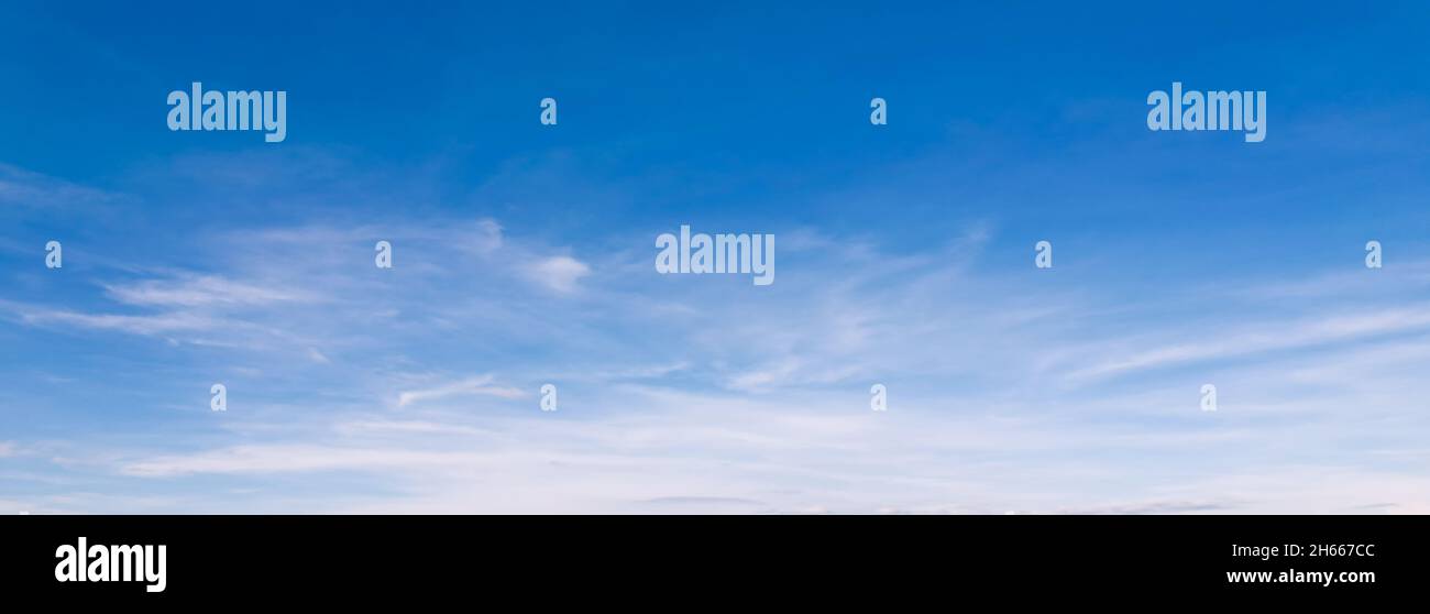 ampie nuvole blu cielo colore estate per sfondo natura Foto Stock