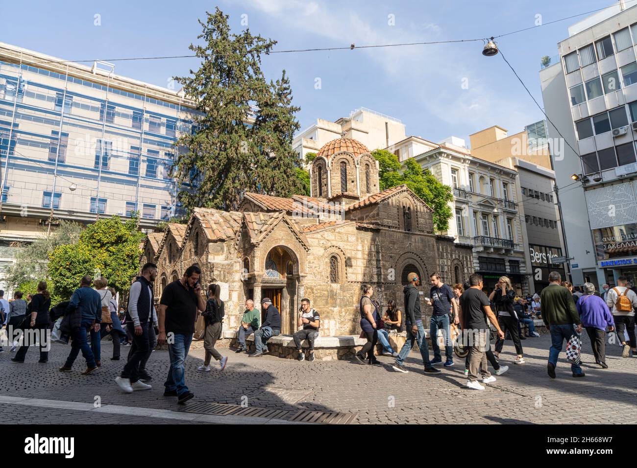 Atene, Grecia. Novembre 2021. Vista esterna della chiesa di Kapnikarea nel centro della città Foto Stock
