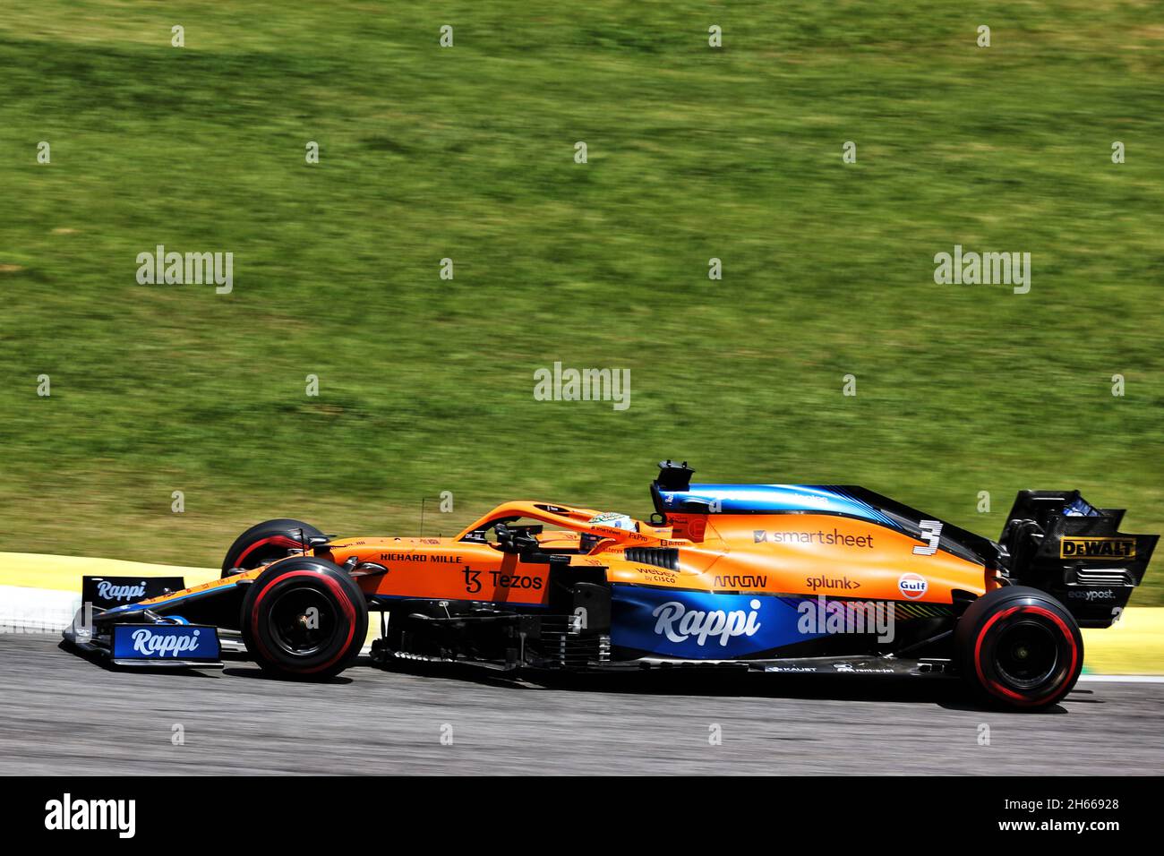 Daniel Ricciardo (AUS) McLaren MCL35M. 13.11.2021. Formula 1 World Championship, Rd 19, Gran Premio del Brasile, San Paolo, Brasile, Sprint Race Day. Il credito fotografico dovrebbe essere: XPB/Press Association Images. Foto Stock