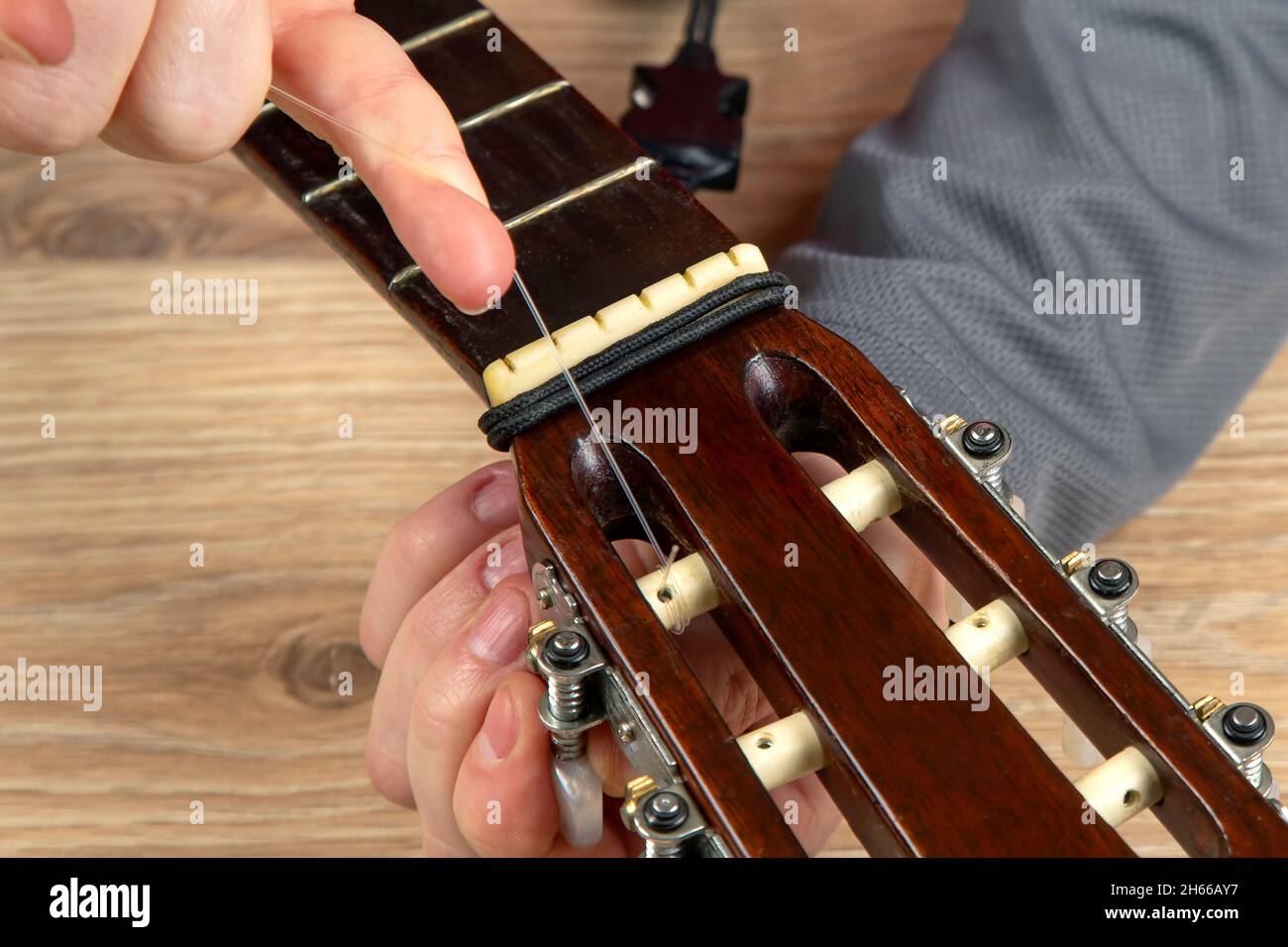 Cambiare le corde di nylon su una chitarra classica a sei corde. Istruzioni  per il musicista Foto stock - Alamy