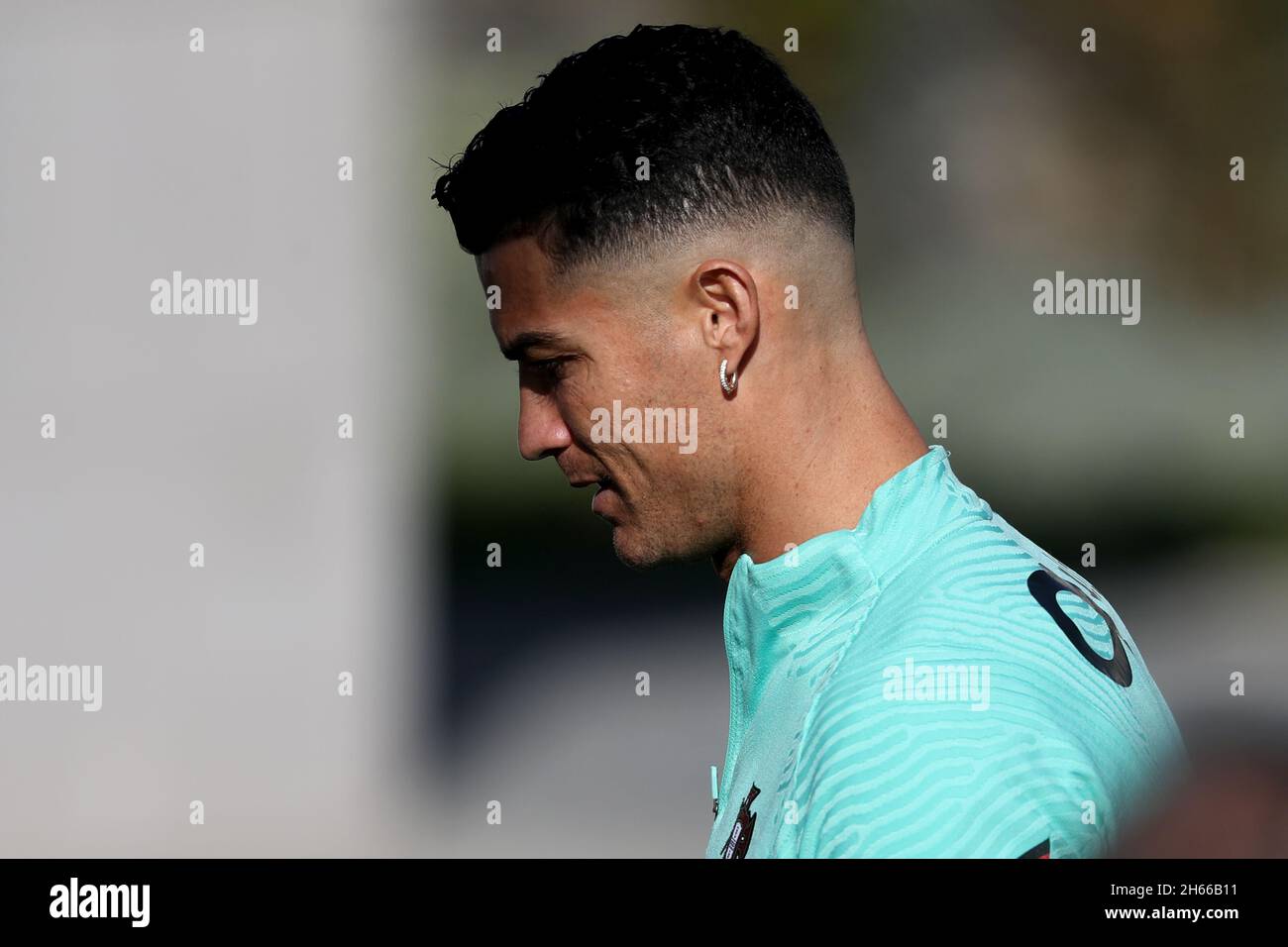 Oeiras, Portogallo. 13 Nov 2021. Cristiano Ronaldo, in Portogallo, partecipa a una sessione di allenamento al campo di allenamento Cidade do Futebol di Oeiras, in Portogallo, il 13 novembre 2021, alla vigilia della partita di calcio di qualificazione della Coppa del mondo FIFA Qatar 2022 contro la Serbia. (Credit Image: © Pedro Fiuza/ZUMA Press Wire) Foto Stock