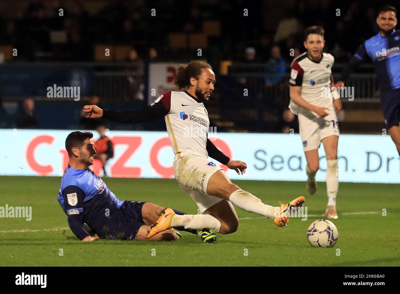 High Wycombe, Regno Unito. 13 Nov 2021. Marcus Harness di Portsmouth (R) segna il suo primo obiettivo di squadra. EFL Skybet Football League One Match, Wycombe Wanderers / Portsmouth all'Adams Park Stadium di High Wycombe, Buckinghamshire sabato 13 novembre 2021 . questa immagine può essere utilizzata solo per scopi editoriali. Solo per uso editoriale, licenza richiesta per uso commerciale. Nessun uso in scommesse, giochi o un singolo club/campionato/player pubblicazioni. pic di Steffan Bowen/Andrew Orchard sport fotografia/Alamy Live news credito: Andrew Orchard sport fotografia/Alamy Live News Foto Stock