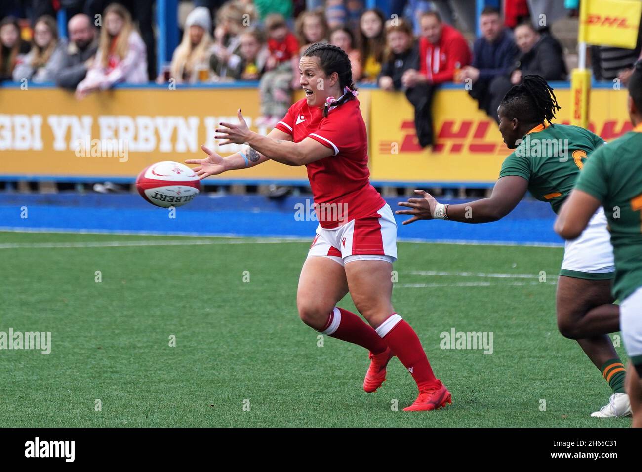 Cardiff Arms Park, Galles, 13 Nov 2021, Ffion Lewis - Wales scrum half offload - Credit Penallta Photographics/Alamy Live News Foto Stock