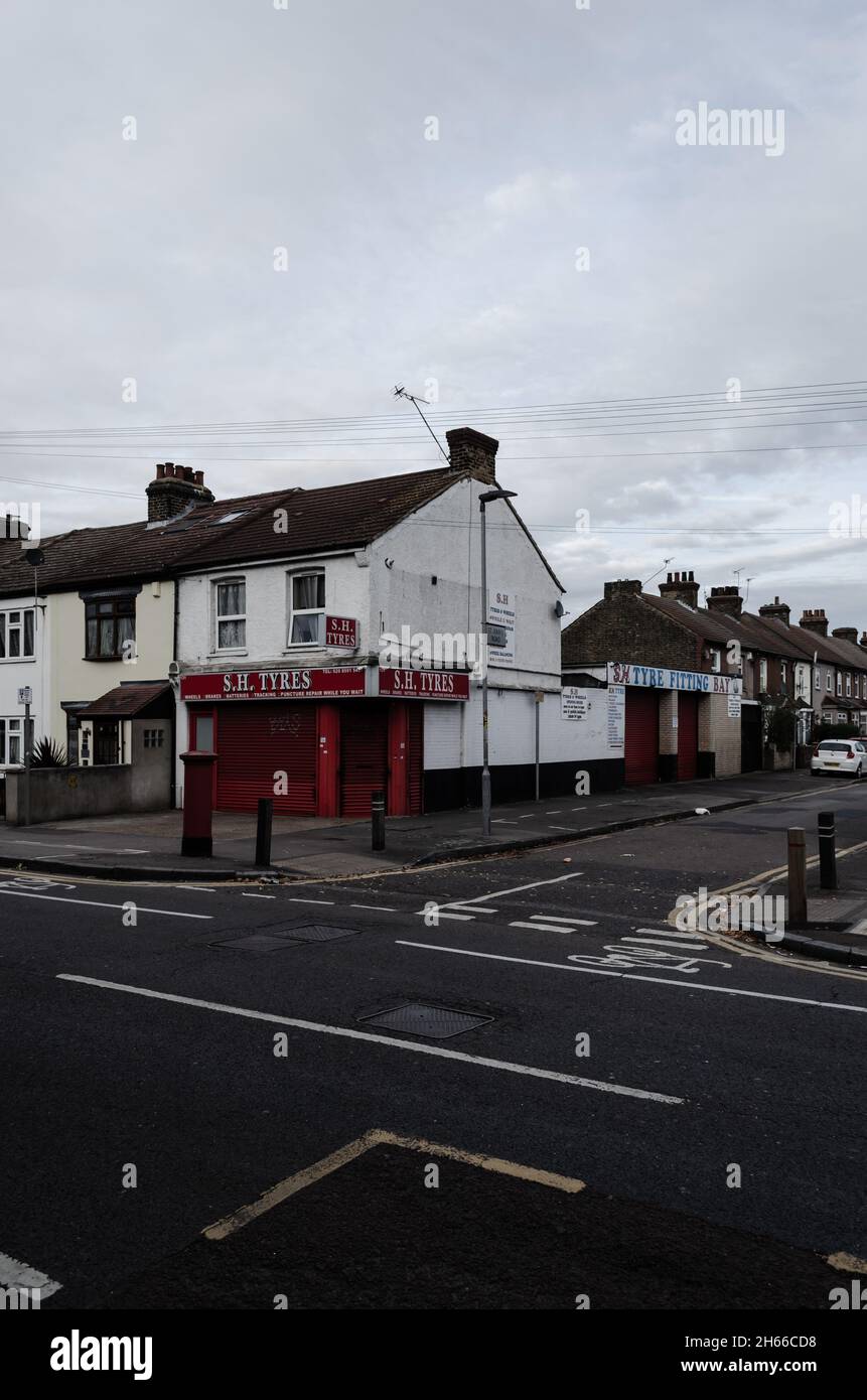 S.H. NEGOZIO DI PNEUMATICI lungo Movers Lane a Barking, Londra, Regno Unito Foto Stock