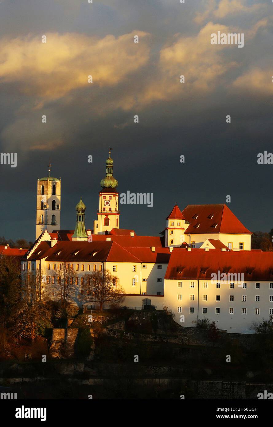 Kirche, Kirchturm in der Altstadt oder Innenstadt mit Schloss und dramatischen Wolken in Sulzbach Rosenberg, Amberg, Oberpfalz, Bayern! Foto Stock